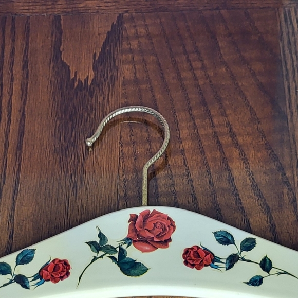 Vintage wooden clothes hanger with roses - Picture 3 of 5